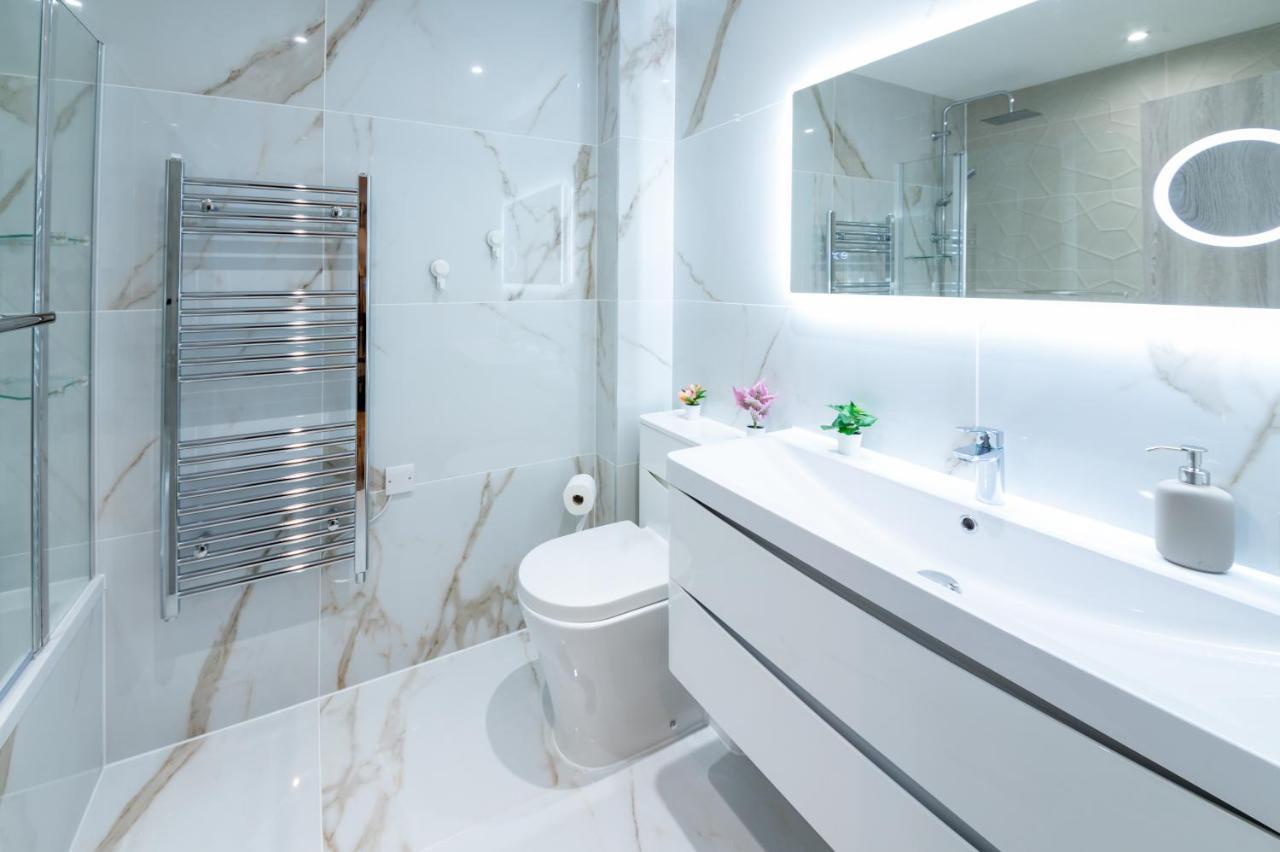 Apartamento Lux 2 Bedrooms - 2 Bathrooms - F7 *