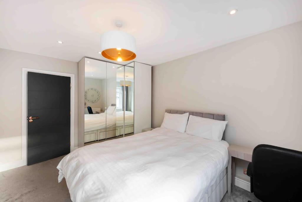 Appartement Location In - Kings Road 3-bed With Terrace, Ac & Netflix