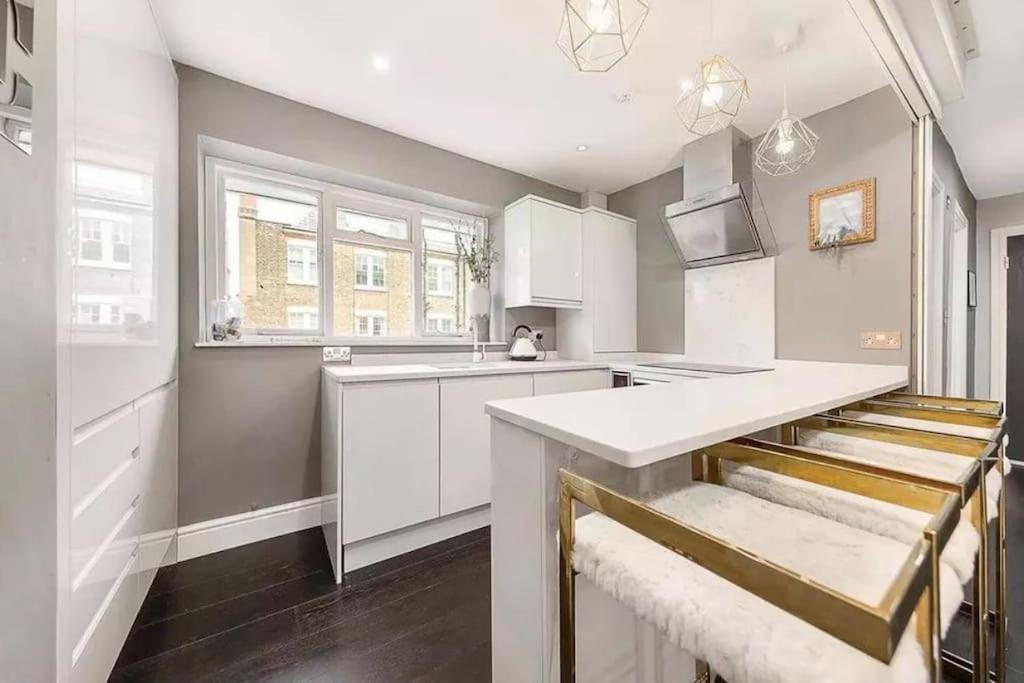 Location In - Kings Road 3-bed With Terrace, Ac & Netflix Appartement Londen