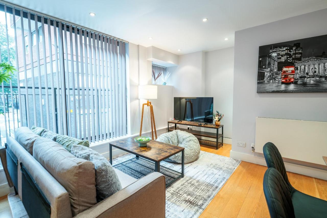 Immaculate 3-bed House In *