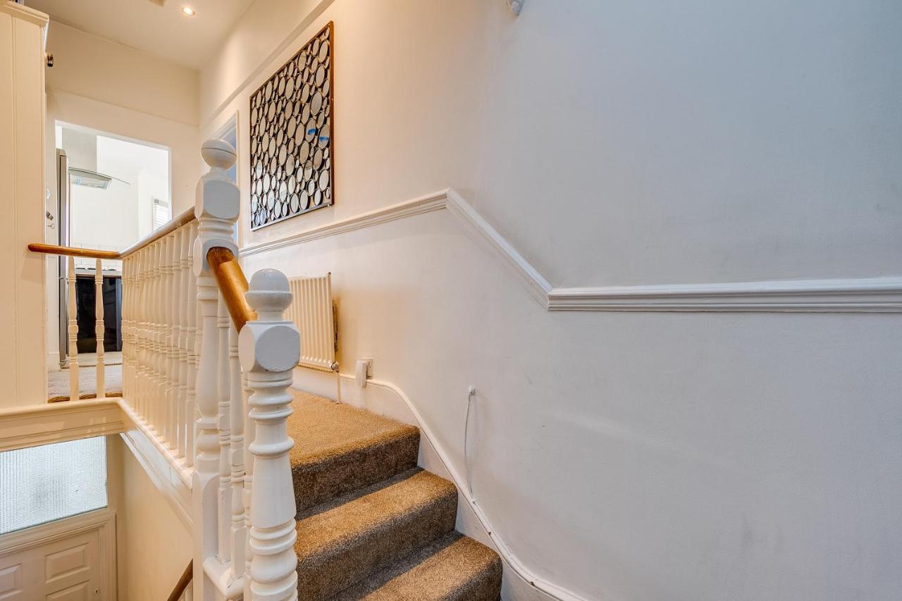 Lovely Place, Perfect For Family And Business Travellers Ideally Located Between The Commons Appartement Londen