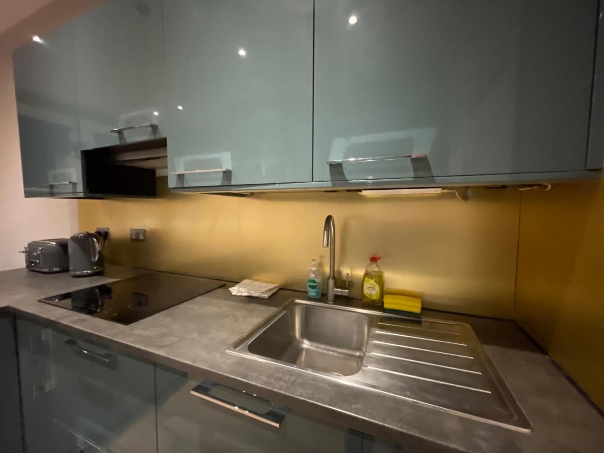 Modern & Elegant Central Two Minutes From Train Station Apartamento *