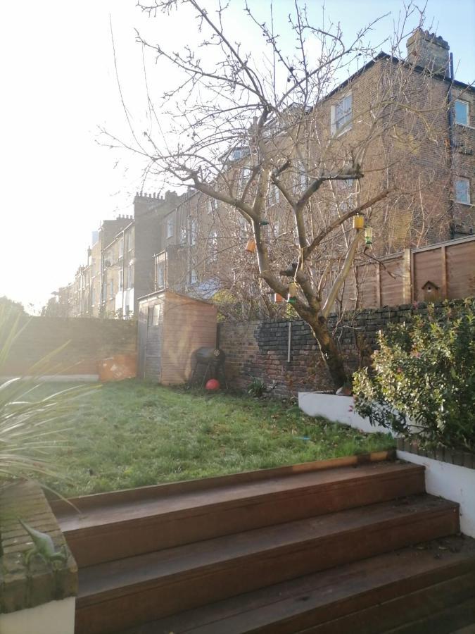 Garden 20 Min Walk From Camden Town & Kings Cross St Pancras Homestay