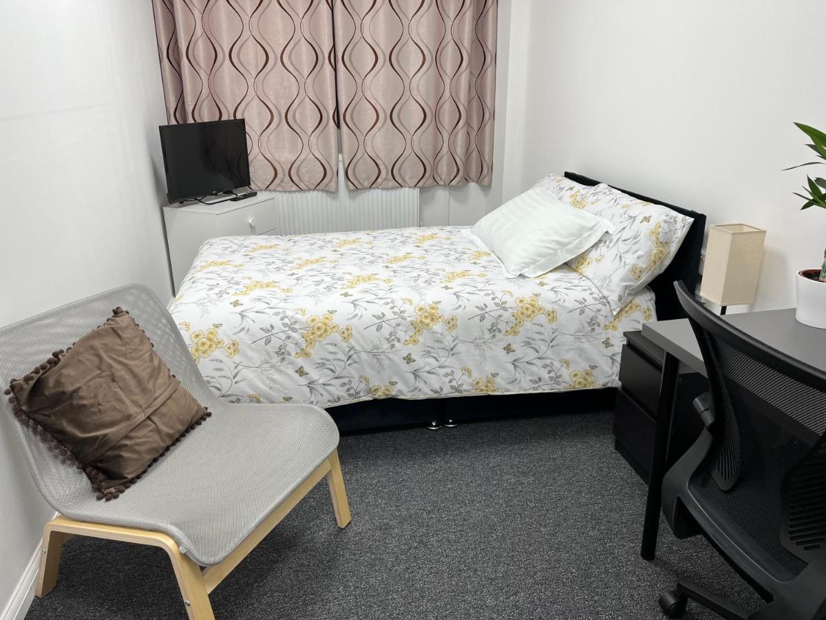 Mj Service - With Skyline View Close To Tube Station -