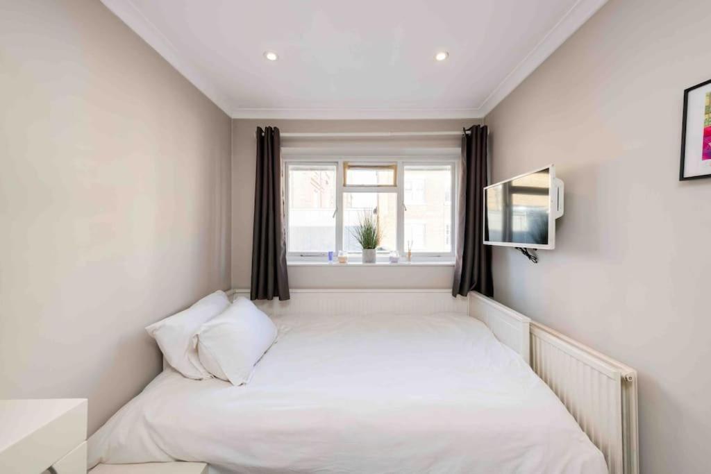 Location In - Kings Road 3-bed With Terrace, Ac & Netflix Appartement Londen