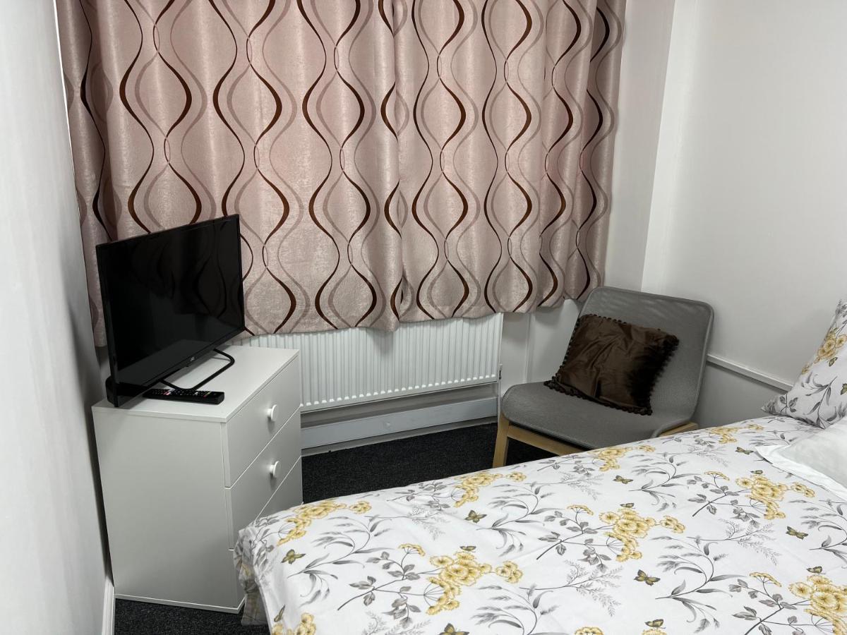 Mj Service - With Skyline View Close To Tube Station - *