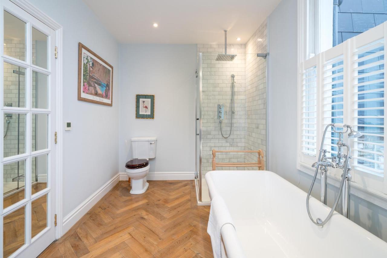 Casa de férias Joivy Splendid 4 Bed, 4 Bath House With Garden, Shepherds Bush Londres