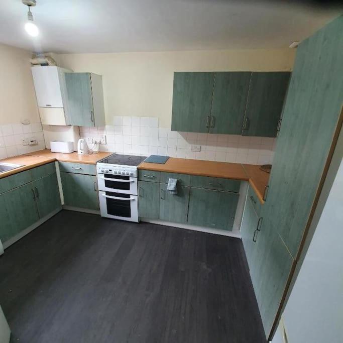 Close To Central - 4 Bedroom House, 8 Beds, Sleepps 14, Free Parking Casa de Férias *