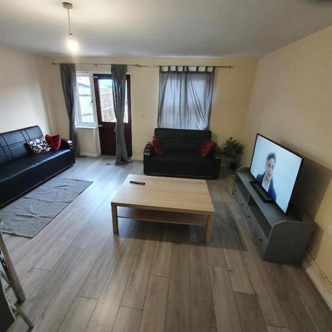 Close To Central - 4 Bedroom House, 8 Beds, Sleepps 14, Free Parking Casa de Férias *