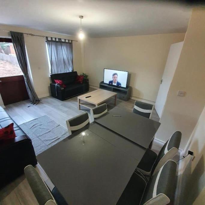 Close To Central - 4 Bedroom House, 8 Beds, Sleepps 14, Free Parking Casa de Férias Londres