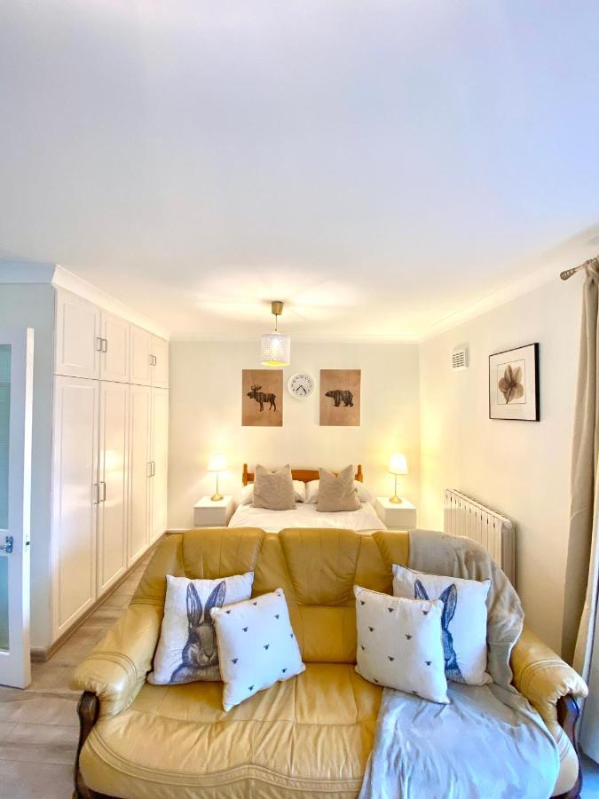 Centrally Located Studio With Balcony And 24-7 Security London