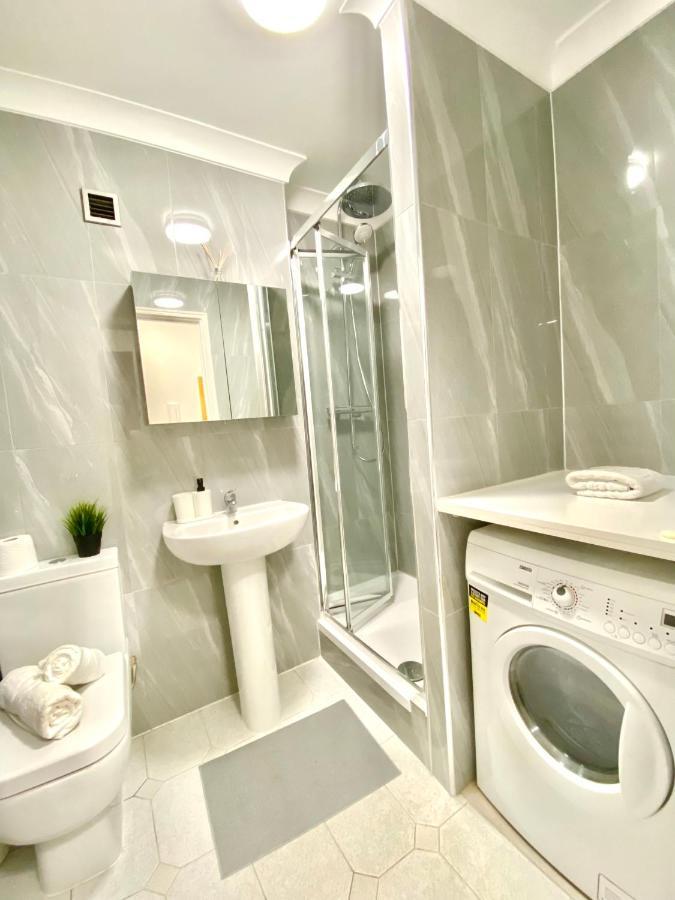 Apartment Centrally Located Studio With Balcony And 24-7 Security