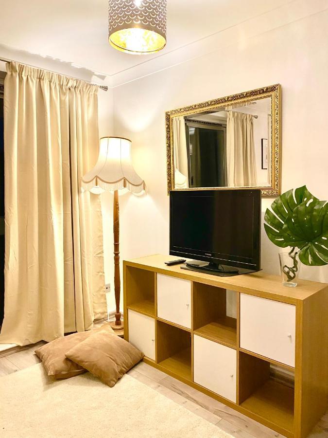 Centrally Located Studio With Balcony And 24-7 Security * London
