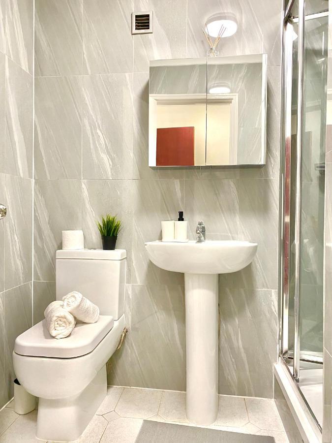 Apartment Centrally Located Studio With Balcony And 24-7 Security