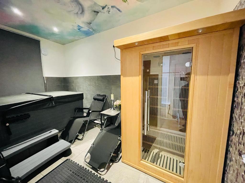 Luxury With Private Jacuzzi Hot Tub & Sauna *