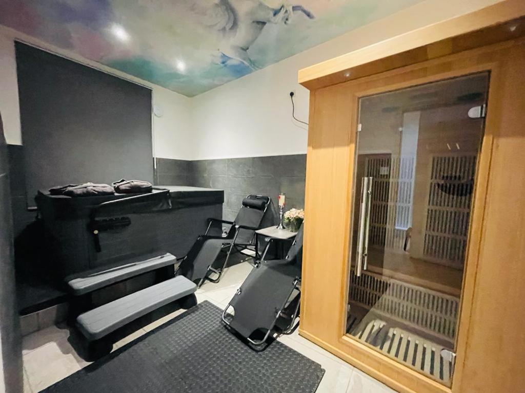 Luxury With Private Jacuzzi Hot Tub & Sauna *