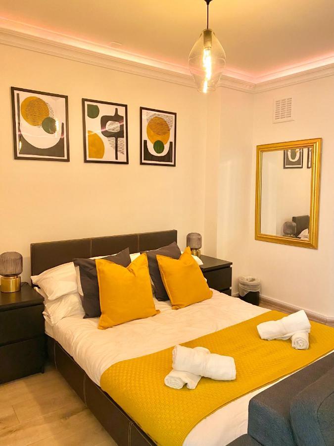 Centrally Located Studio With Balcony And 24-7 Security Apartment