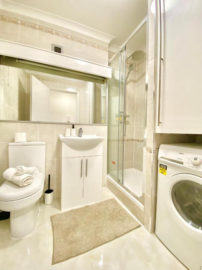Centrally Located Studio With Balcony And 24-7 Security London