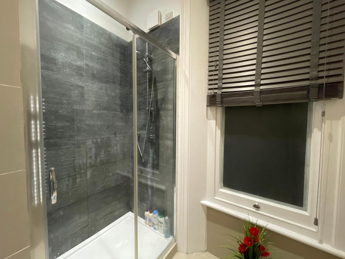 Modern & Elegant Central Two Minutes From Train Station Apartamento