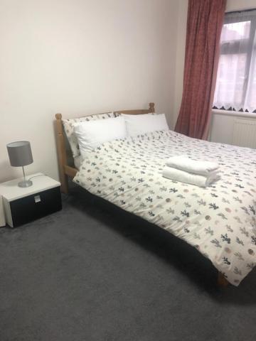 12 Minutes To Kings Cross, 6 Minutes Walks To The Train Station - Free Parking 3 Bed 2 Bath Fully Refurbished Flat No Party Or Gathering Allowed Londres