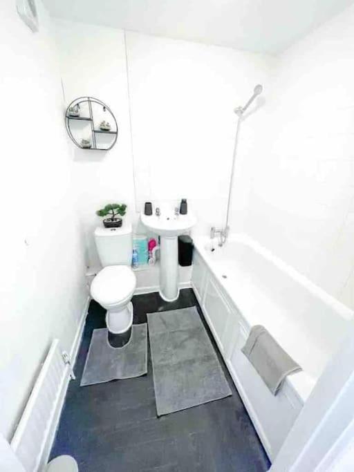 Spacious Two Bedroom Flat * Londres