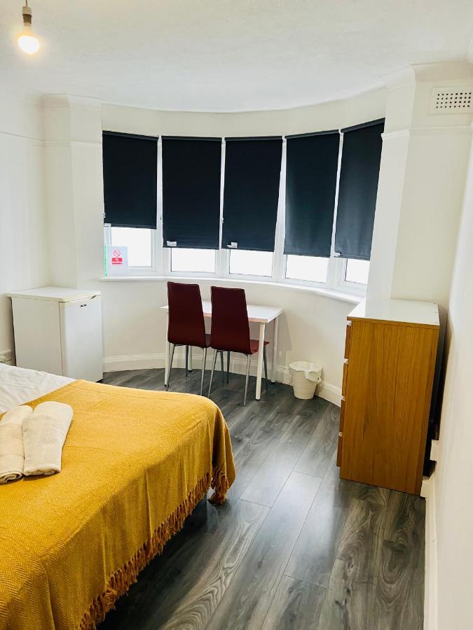 Beautiful Private In Willesden Apartamento