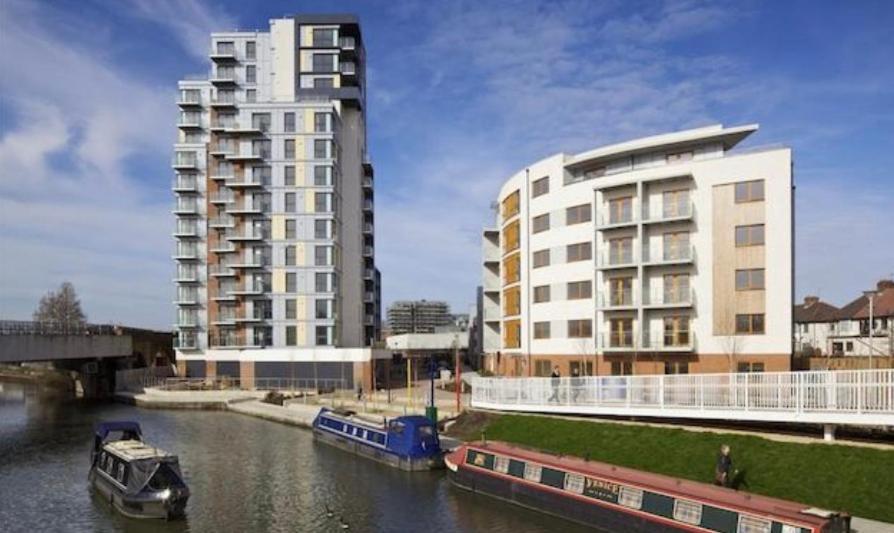 Lovely Luxury 1-bed In Wembley * Londen