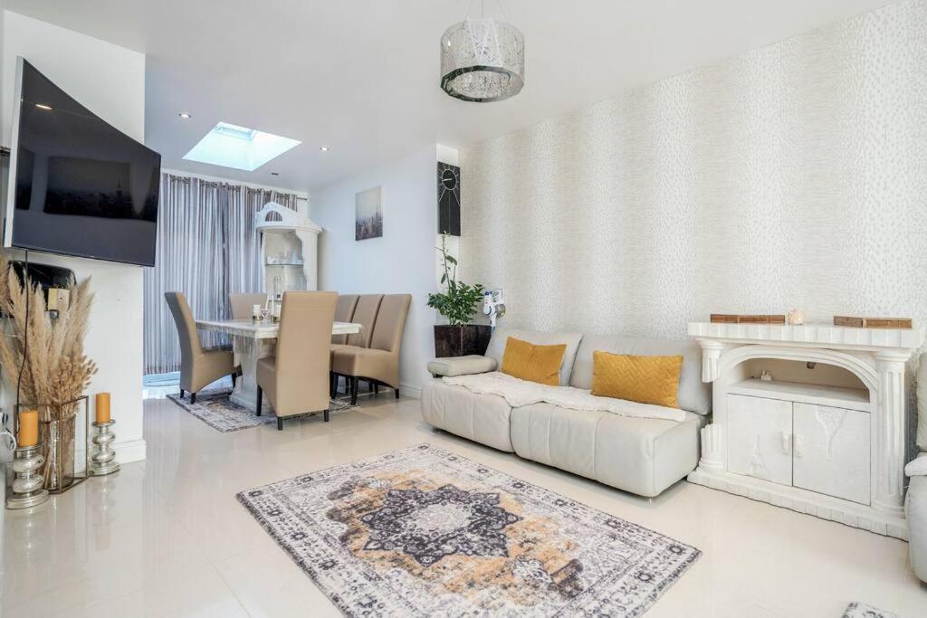 Spacious 5 Bed, 2 Bathrooms House With A Private Garden Vakantiehuis *