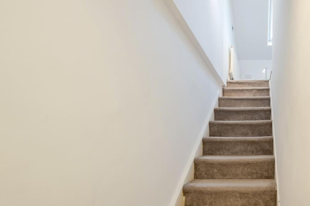 Spacious 5 Bed, 2 Bathrooms House With A Private Garden Vakantiehuis *