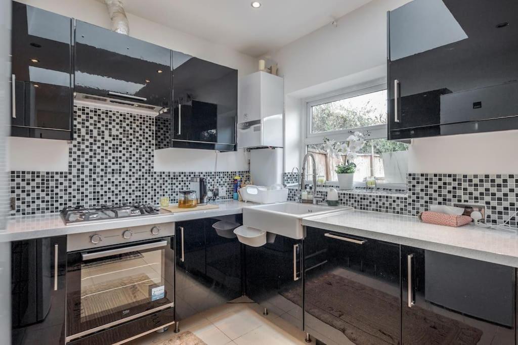 Vakantiehuis Spacious 5 Bed, 2 Bathrooms House With A Private Garden