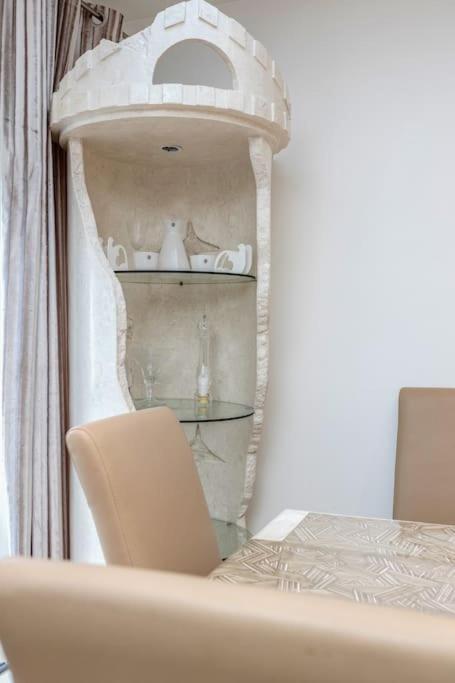 Spacious 5 Bed, 2 Bathrooms House With A Private Garden Vakantiehuis *