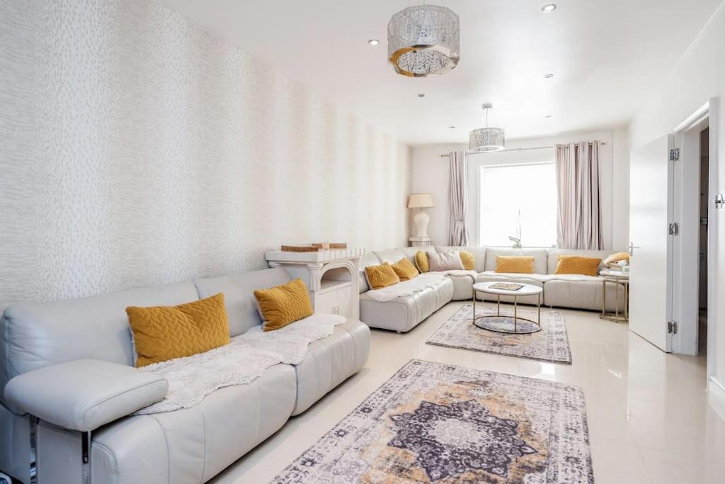 Spacious 5 Bed, 2 Bathrooms House With A Private Garden Vakantiehuis Londen