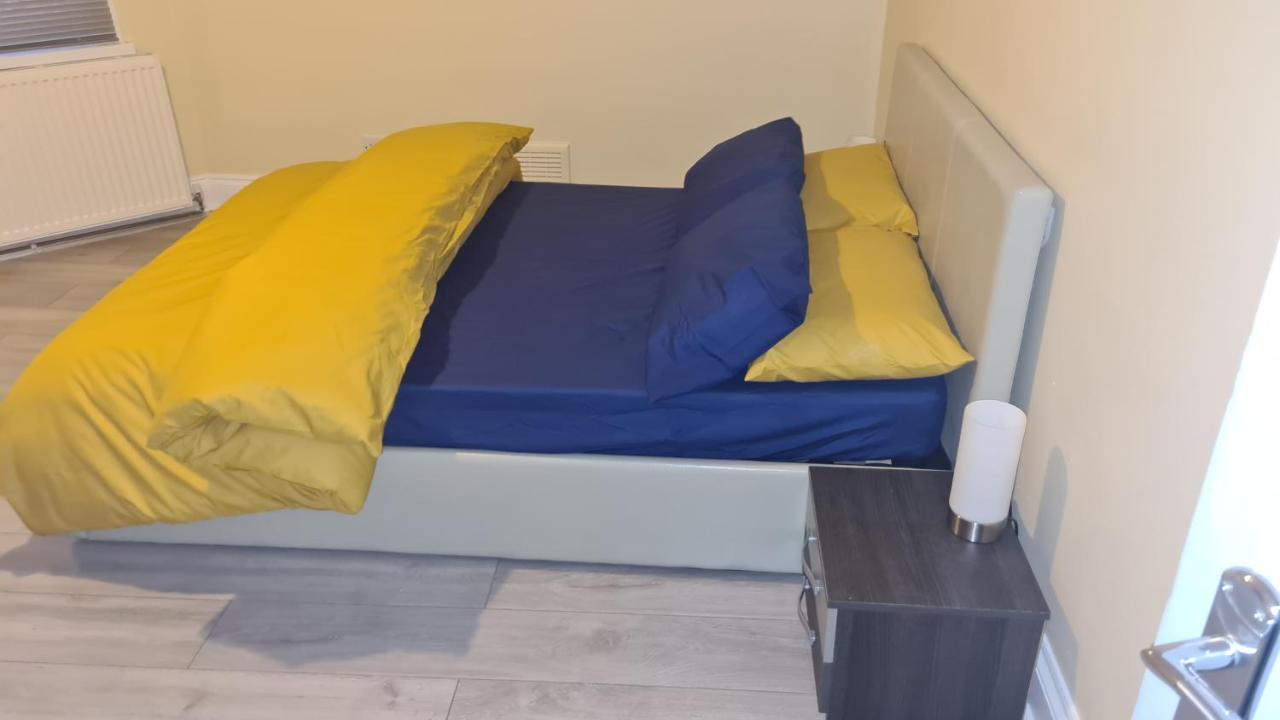 Apartment Entire 2 Bedroom Home/flat In London, Line