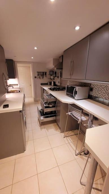 Spacious 2 Bedroom Flat In Baker Street Appartement Londres