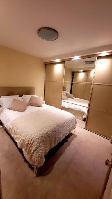 Spacious 2 Bedroom Flat In Baker Street Appartement *