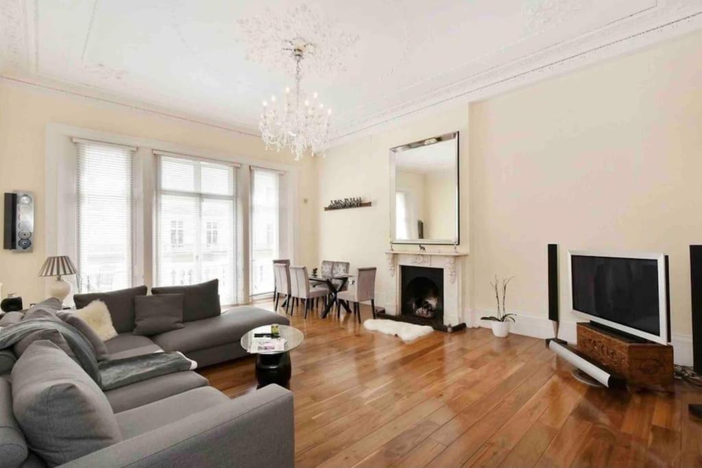 Stunning Grand 2 Bed, 2 Bath Apartment, Apartamento *