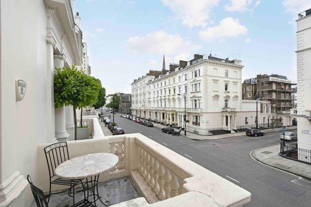 Stunning Grand 2 Bed, 2 Bath Apartment, Apartamento Londres