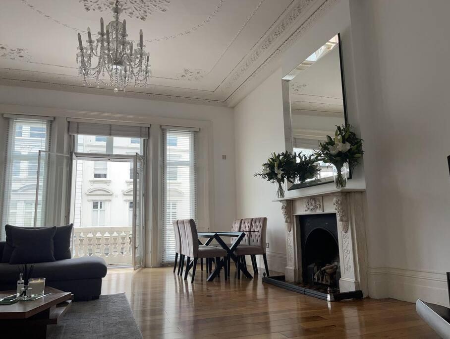 Stunning Grand 2 Bed, 2 Bath Apartment, Apartamento
