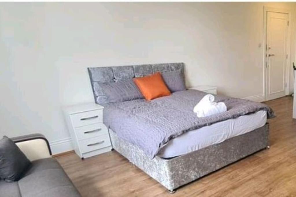Private Spacious Studio Ealing 2 Mins From Tube Appartement Londres