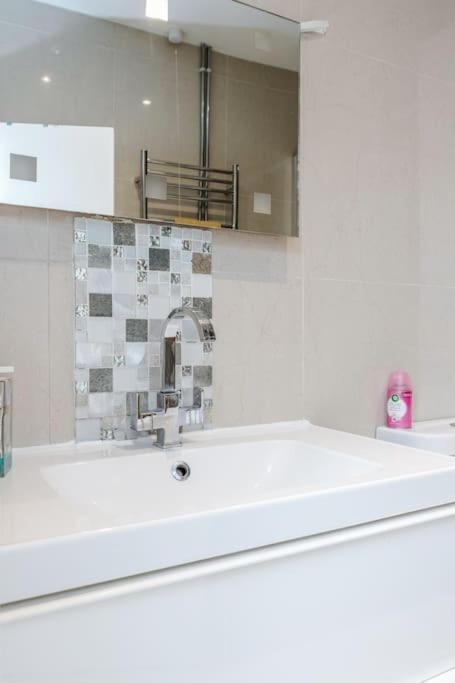 Spacious 5 Bed, 2 Bathrooms House With A Private Garden Vakantiehuis *