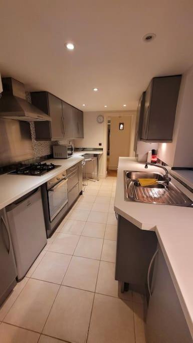Spacious 2 Bedroom Flat In Baker Street Appartement *