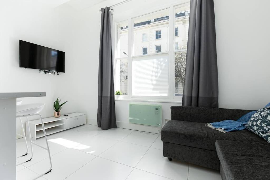 Lovely One-bedroom In Paddington Bayswater. Apartamento Londres