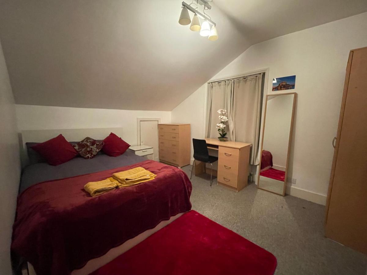 Cozy & Spacious 2 Mins Away From Train Station * Londres