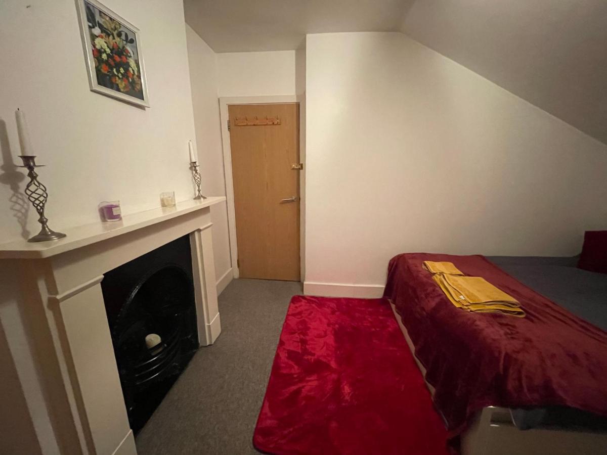 Séjour chez l'habitant Cozy & Spacious 2 Mins Away From Train Station *