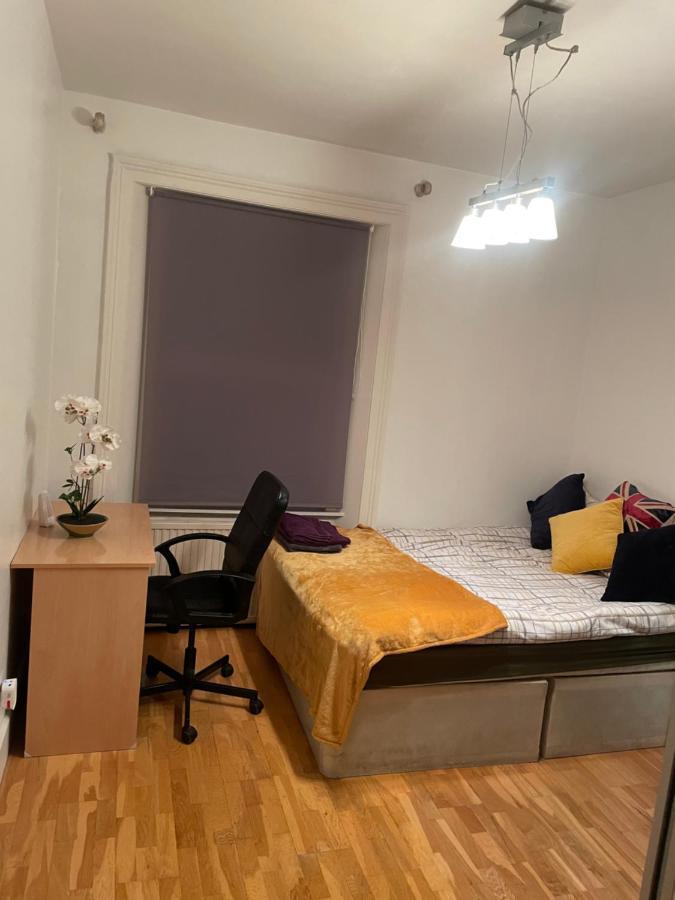 Cozy & Spacious 2 Mins Away From Train Station Londres
