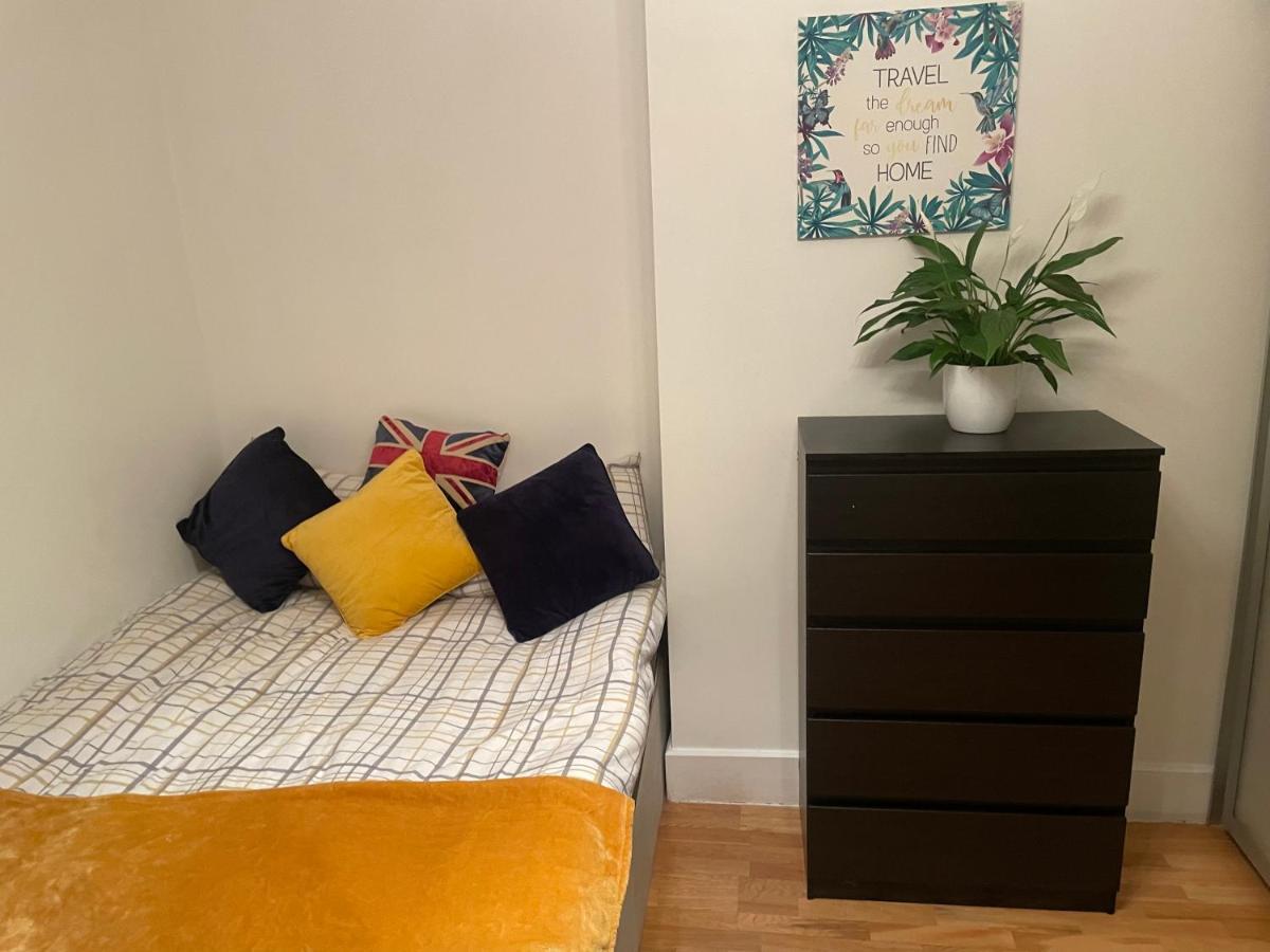 Cozy & Spacious 2 Mins Away From Train Station *