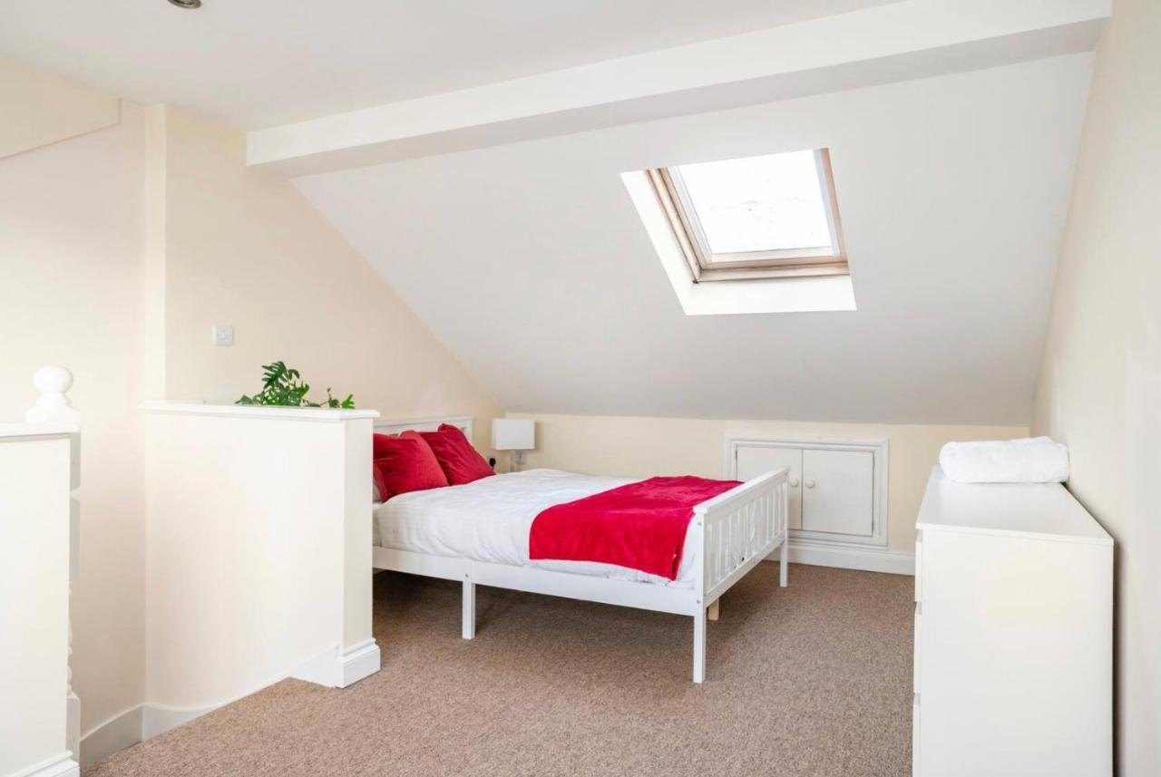 2 Bed Terraced House With Loft In Stratford Ferienhaus London