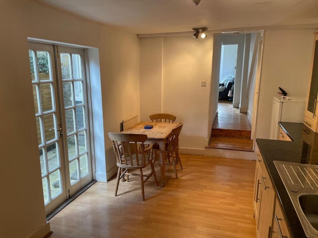 Beautiful Ground Floor Garden Flat *