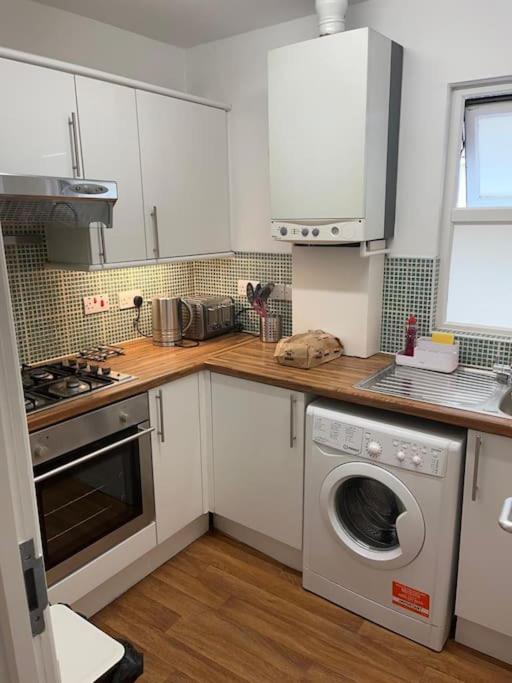2 Bed Flat In Canning Town Apartamento