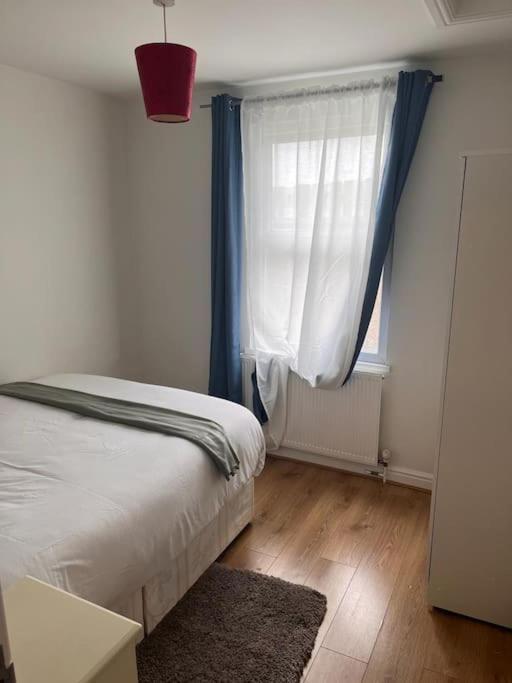 2 Bed Flat In Canning Town Apartamento Londres
